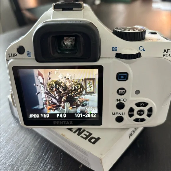 PENTAX K-x 12.4MP 18-55mm Lens White DSLR Camera Excellent Condition